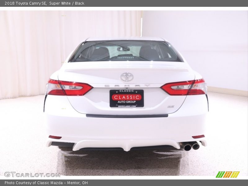 Super White / Black 2018 Toyota Camry SE