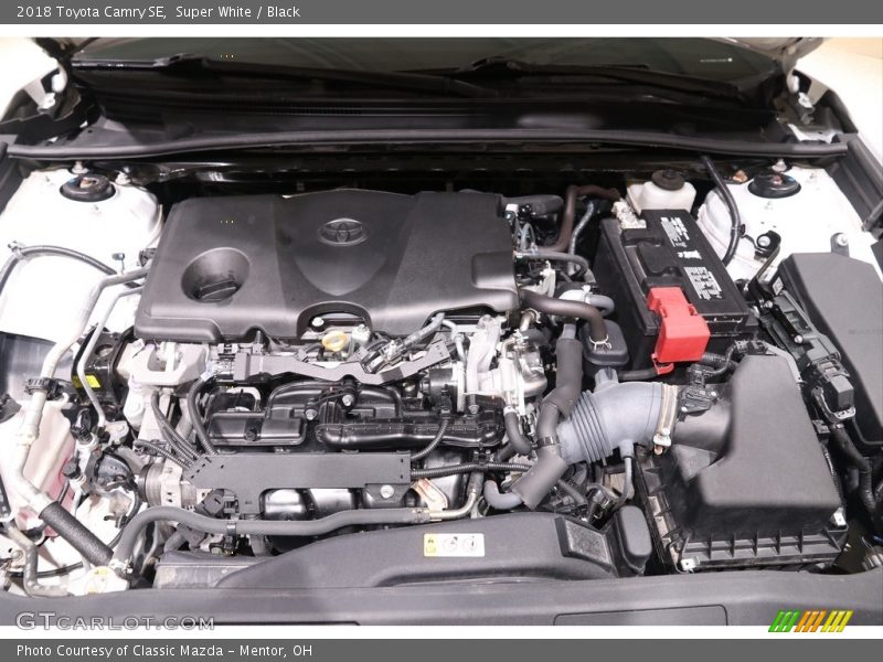 Super White / Black 2018 Toyota Camry SE