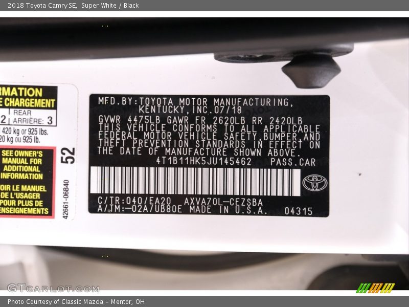 Super White / Black 2018 Toyota Camry SE