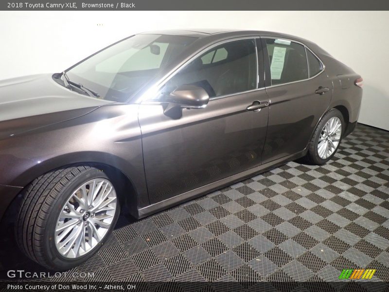 Brownstone / Black 2018 Toyota Camry XLE