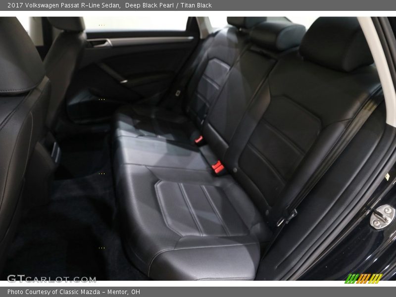 Deep Black Pearl / Titan Black 2017 Volkswagen Passat R-Line Sedan