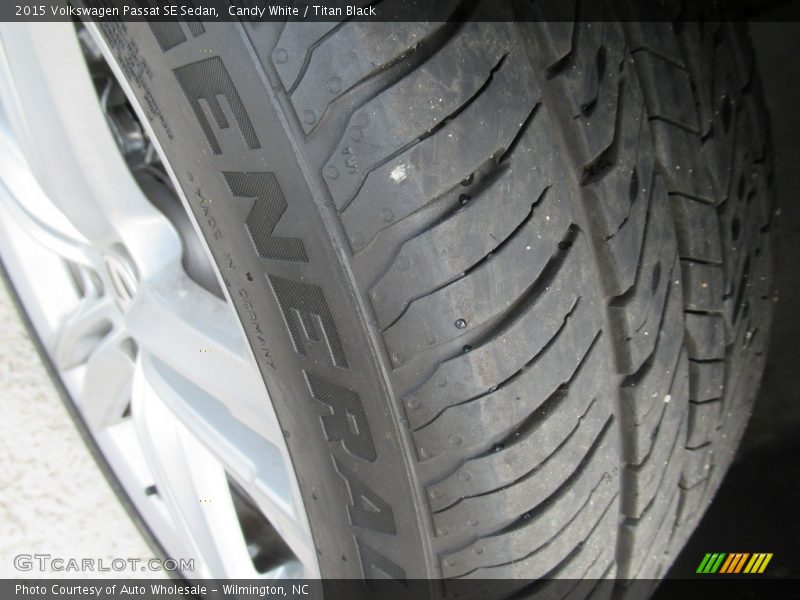 Candy White / Titan Black 2015 Volkswagen Passat SE Sedan