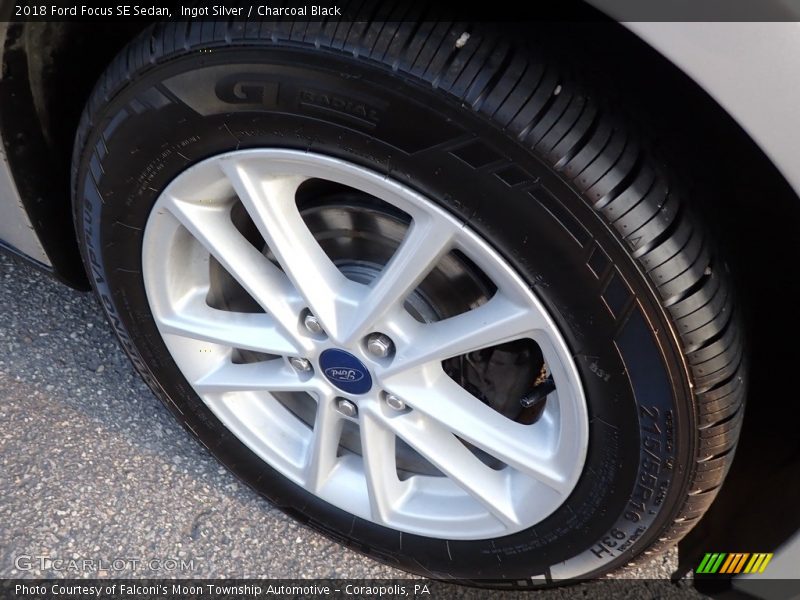 Ingot Silver / Charcoal Black 2018 Ford Focus SE Sedan