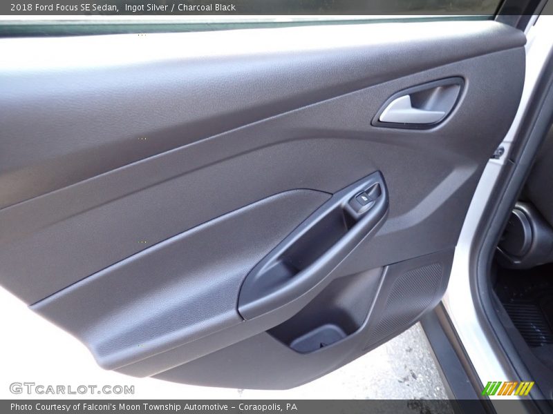 Ingot Silver / Charcoal Black 2018 Ford Focus SE Sedan