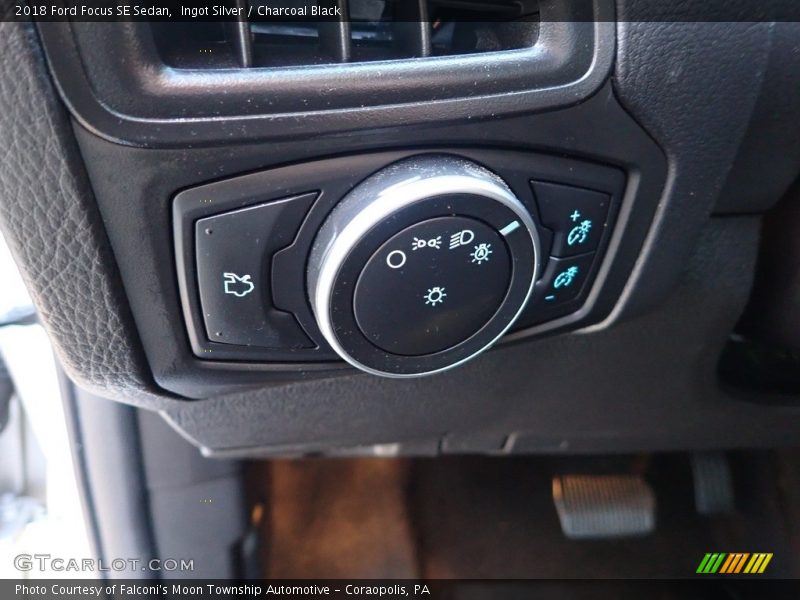 Ingot Silver / Charcoal Black 2018 Ford Focus SE Sedan