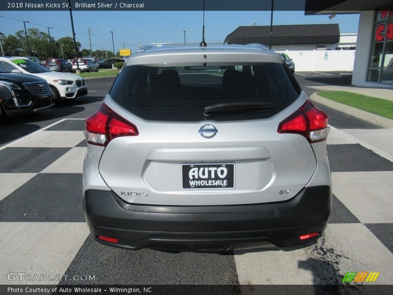 Brilliant Silver / Charcoal 2018 Nissan Kicks SV