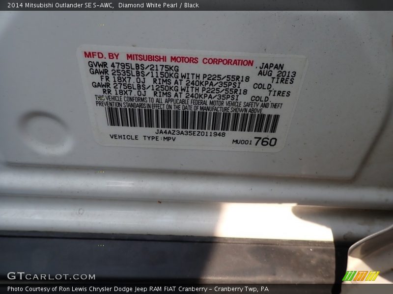 Diamond White Pearl / Black 2014 Mitsubishi Outlander SE S-AWC