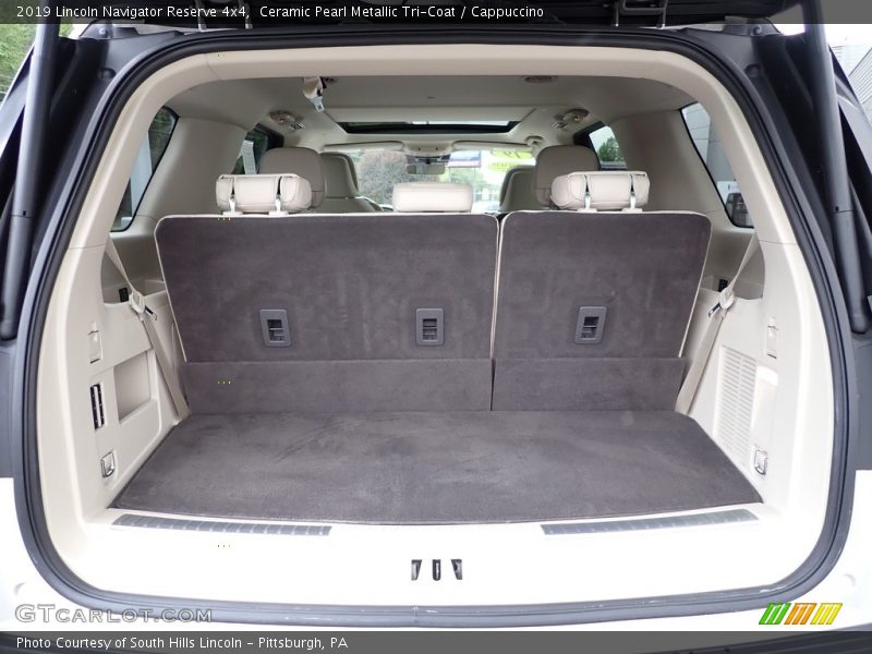  2019 Navigator Reserve 4x4 Trunk