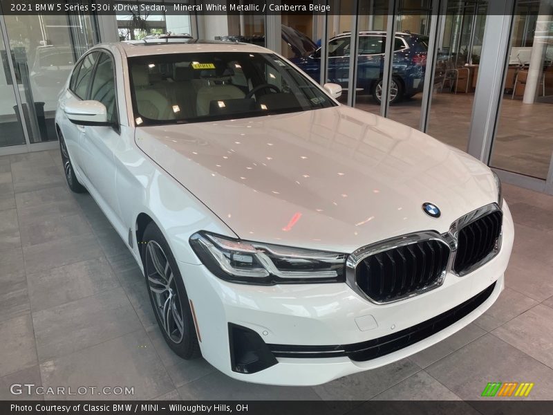 Mineral White Metallic / Canberra Beige 2021 BMW 5 Series 530i xDrive Sedan