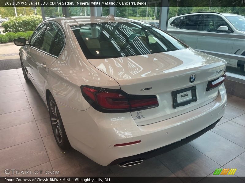 Mineral White Metallic / Canberra Beige 2021 BMW 5 Series 530i xDrive Sedan