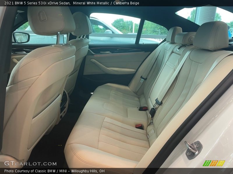 Mineral White Metallic / Canberra Beige 2021 BMW 5 Series 530i xDrive Sedan