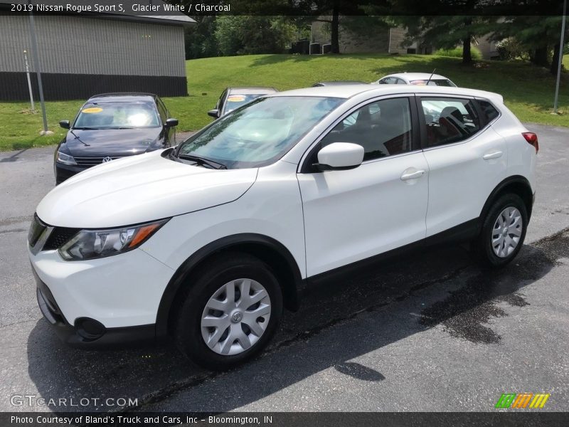 Glacier White / Charcoal 2019 Nissan Rogue Sport S