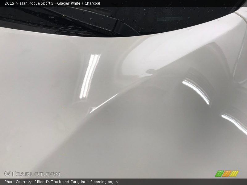 Glacier White / Charcoal 2019 Nissan Rogue Sport S