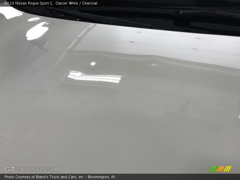 Glacier White / Charcoal 2019 Nissan Rogue Sport S