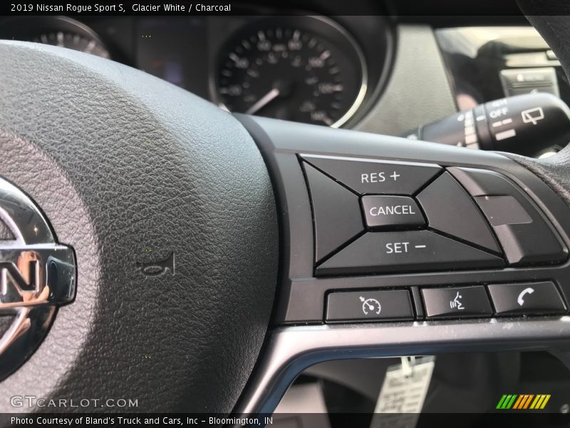 Glacier White / Charcoal 2019 Nissan Rogue Sport S