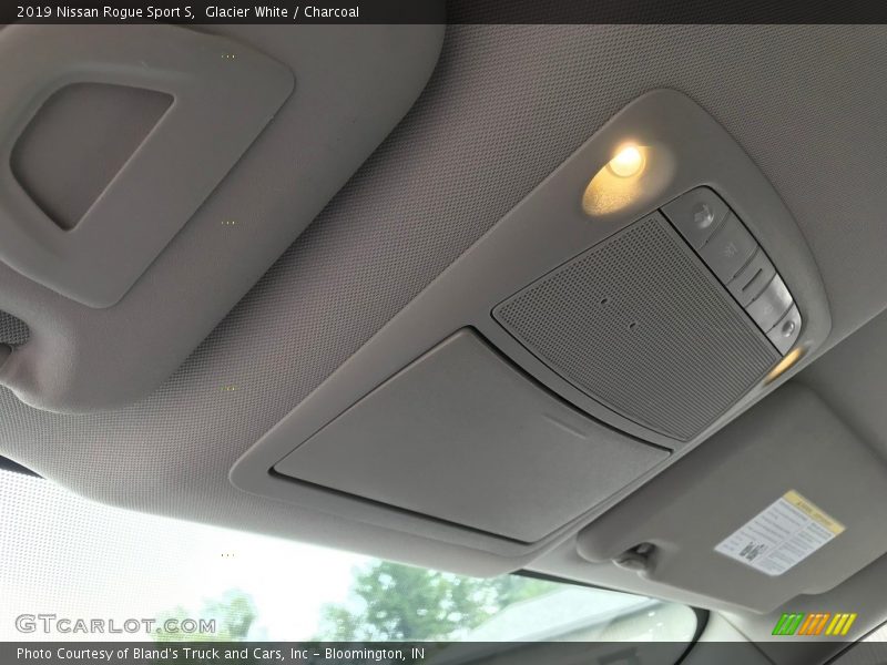 Glacier White / Charcoal 2019 Nissan Rogue Sport S