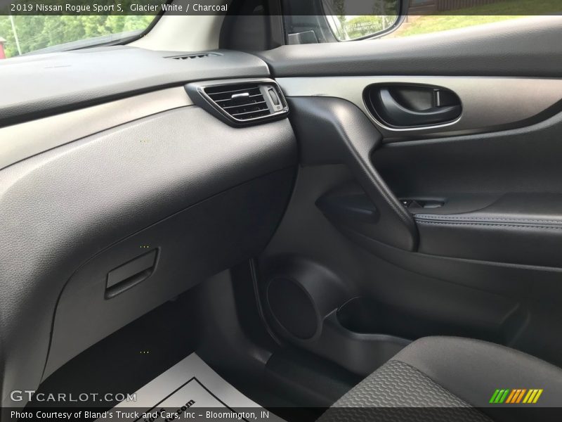 Glacier White / Charcoal 2019 Nissan Rogue Sport S