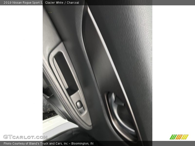 Glacier White / Charcoal 2019 Nissan Rogue Sport S