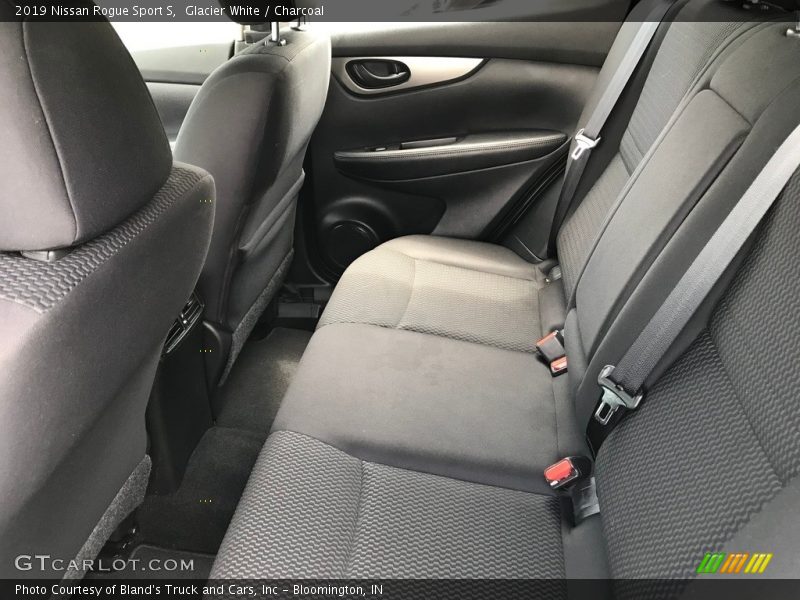 Glacier White / Charcoal 2019 Nissan Rogue Sport S