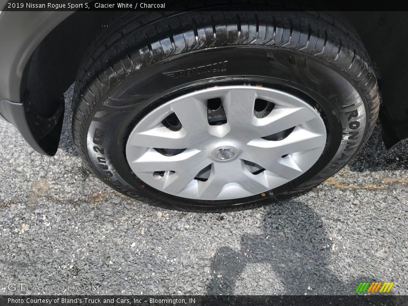 Glacier White / Charcoal 2019 Nissan Rogue Sport S