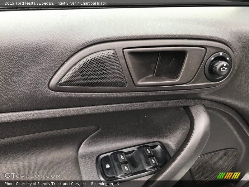 Ingot Silver / Charcoal Black 2019 Ford Fiesta SE Sedan