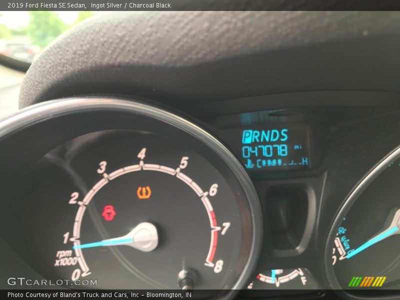 Ingot Silver / Charcoal Black 2019 Ford Fiesta SE Sedan