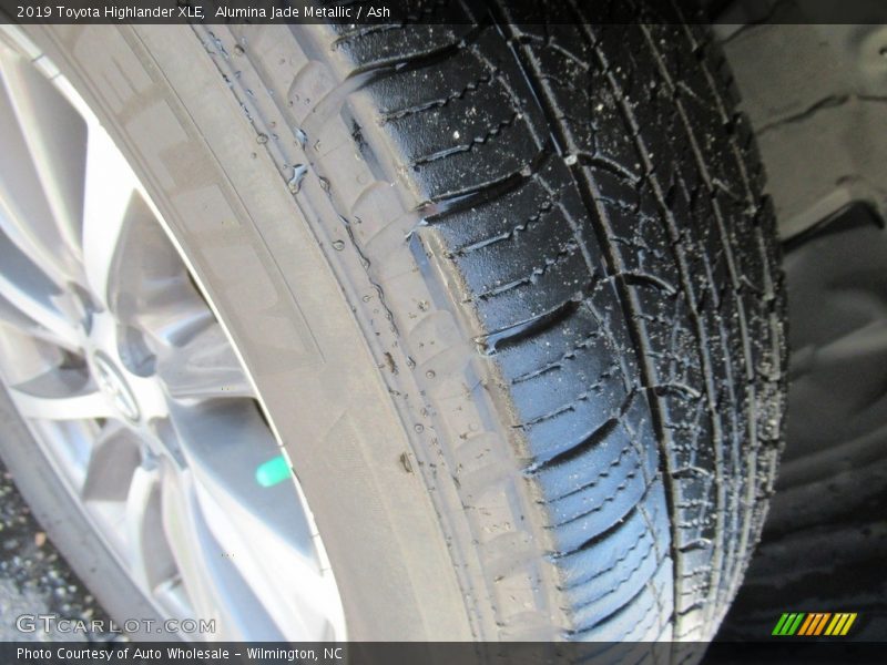 Alumina Jade Metallic / Ash 2019 Toyota Highlander XLE