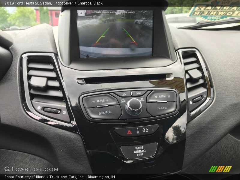 Ingot Silver / Charcoal Black 2019 Ford Fiesta SE Sedan