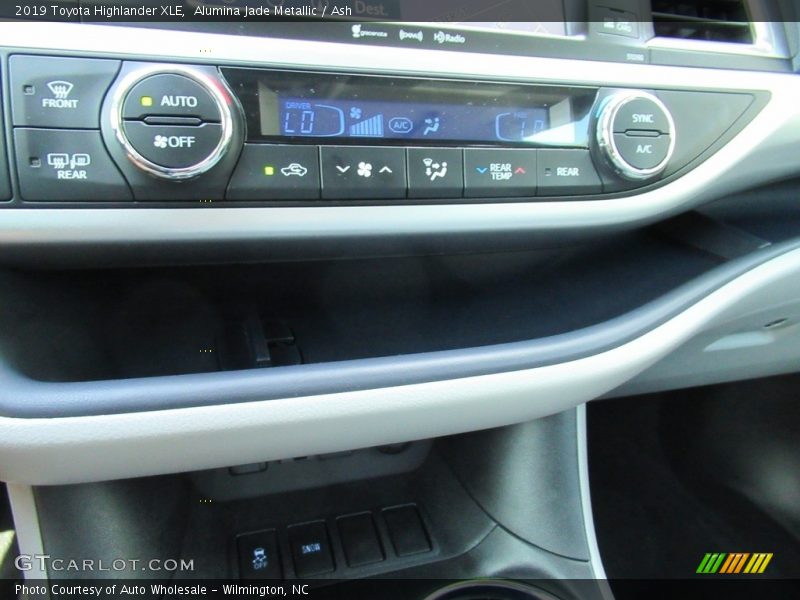 Alumina Jade Metallic / Ash 2019 Toyota Highlander XLE