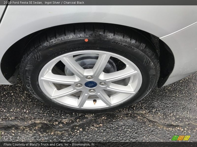 Ingot Silver / Charcoal Black 2019 Ford Fiesta SE Sedan