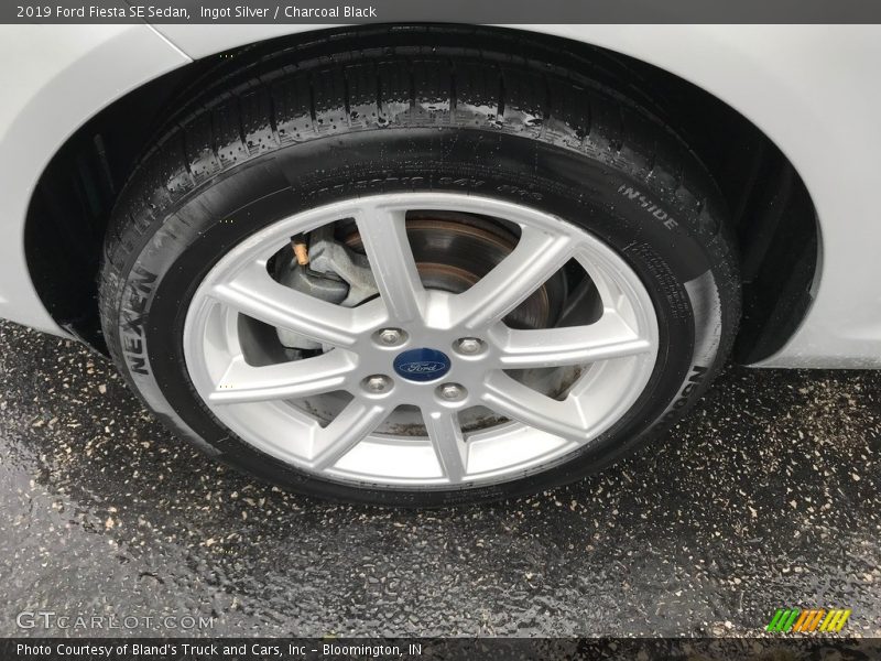 Ingot Silver / Charcoal Black 2019 Ford Fiesta SE Sedan