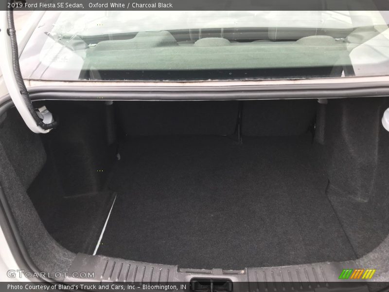 Oxford White / Charcoal Black 2019 Ford Fiesta SE Sedan