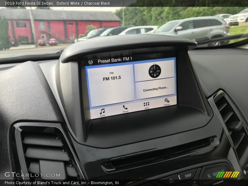 Oxford White / Charcoal Black 2019 Ford Fiesta SE Sedan