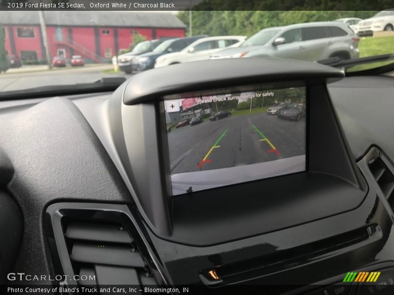 Oxford White / Charcoal Black 2019 Ford Fiesta SE Sedan