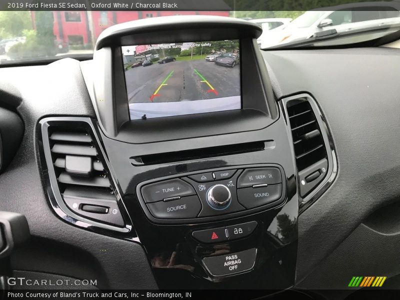 Oxford White / Charcoal Black 2019 Ford Fiesta SE Sedan