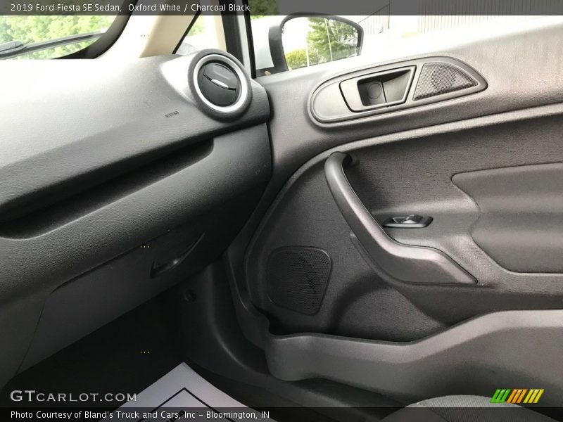 Oxford White / Charcoal Black 2019 Ford Fiesta SE Sedan