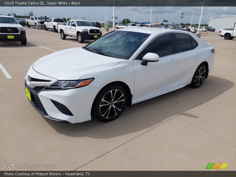 Super White / Black 2018 Toyota Camry SE