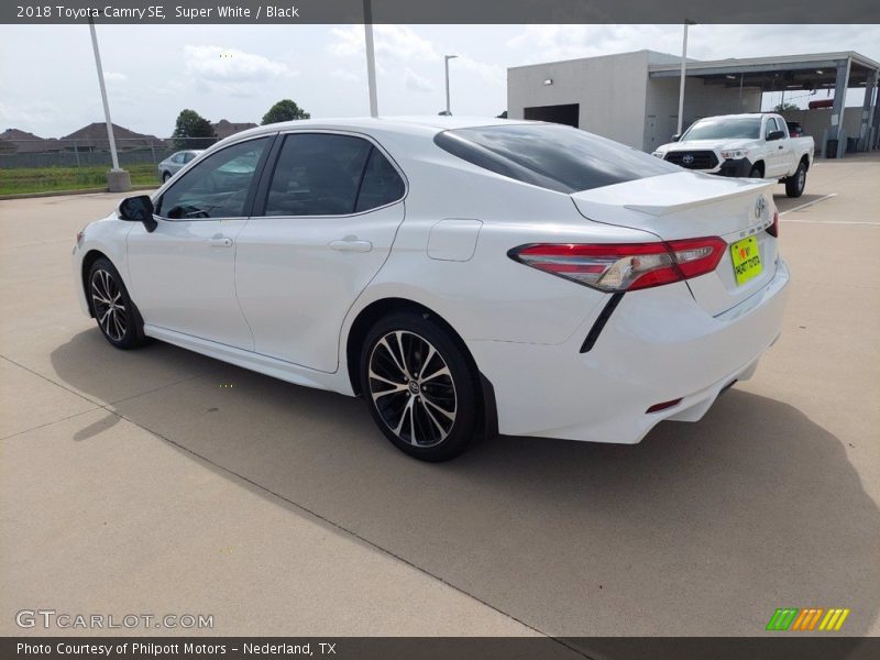 Super White / Black 2018 Toyota Camry SE