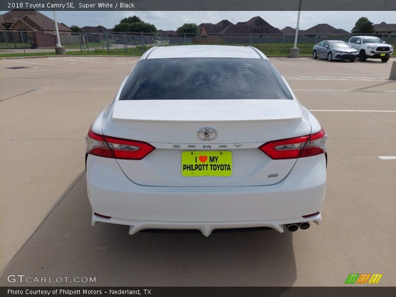 Super White / Black 2018 Toyota Camry SE