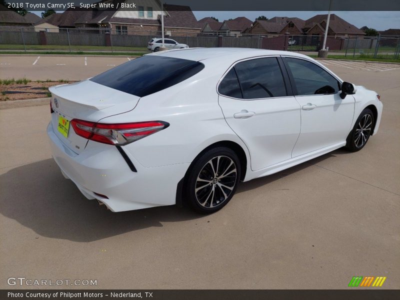 Super White / Black 2018 Toyota Camry SE