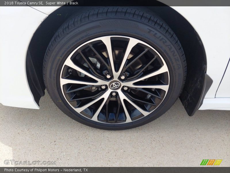 Super White / Black 2018 Toyota Camry SE