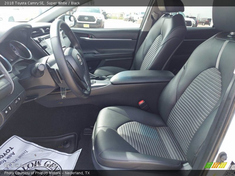Super White / Black 2018 Toyota Camry SE