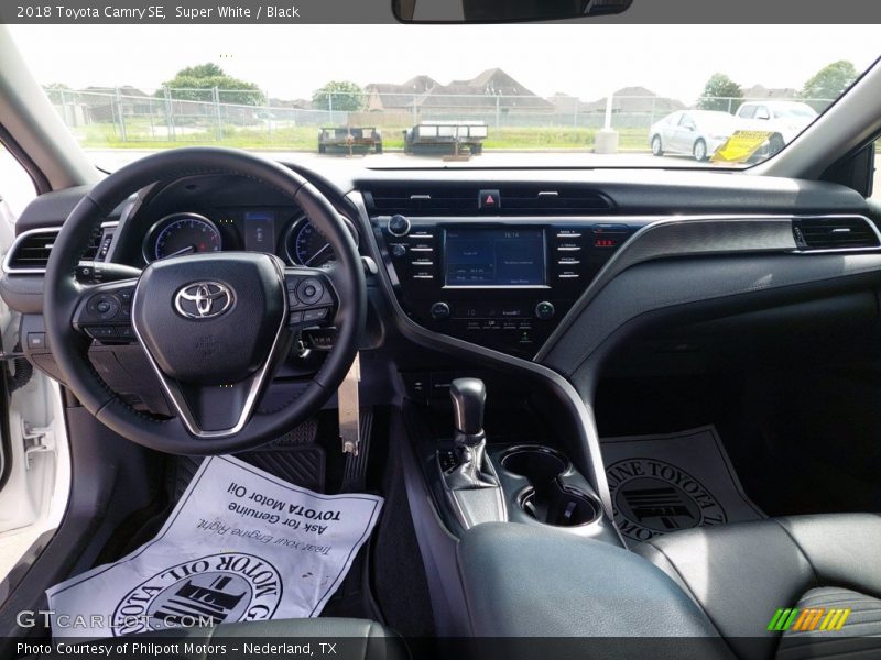 Super White / Black 2018 Toyota Camry SE
