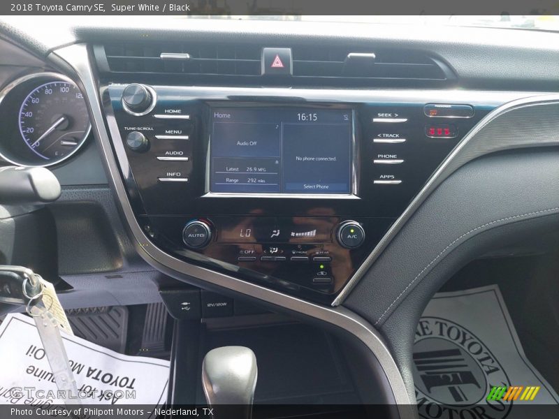 Super White / Black 2018 Toyota Camry SE