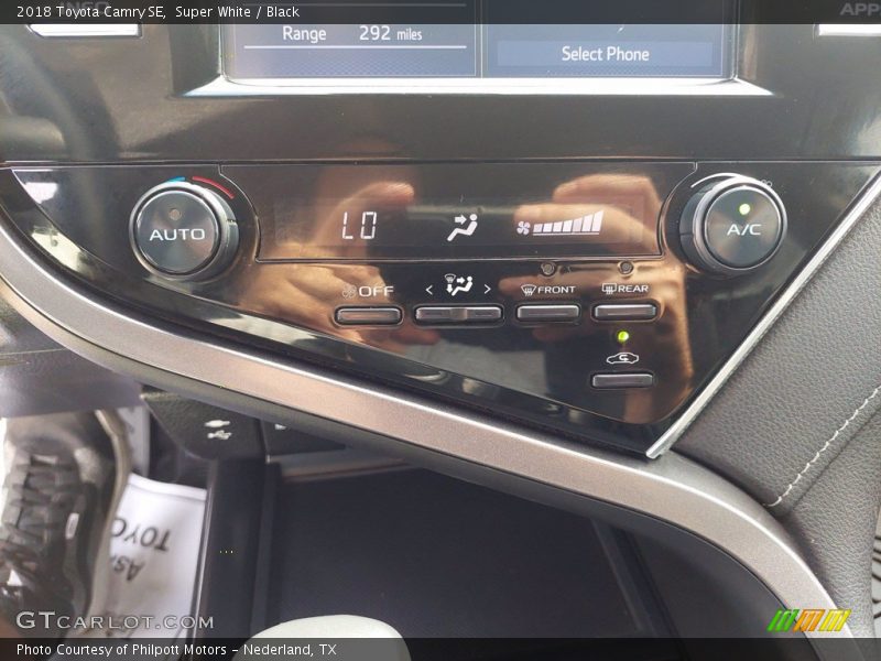 Super White / Black 2018 Toyota Camry SE