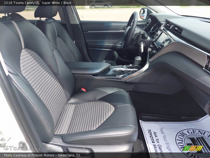Super White / Black 2018 Toyota Camry SE