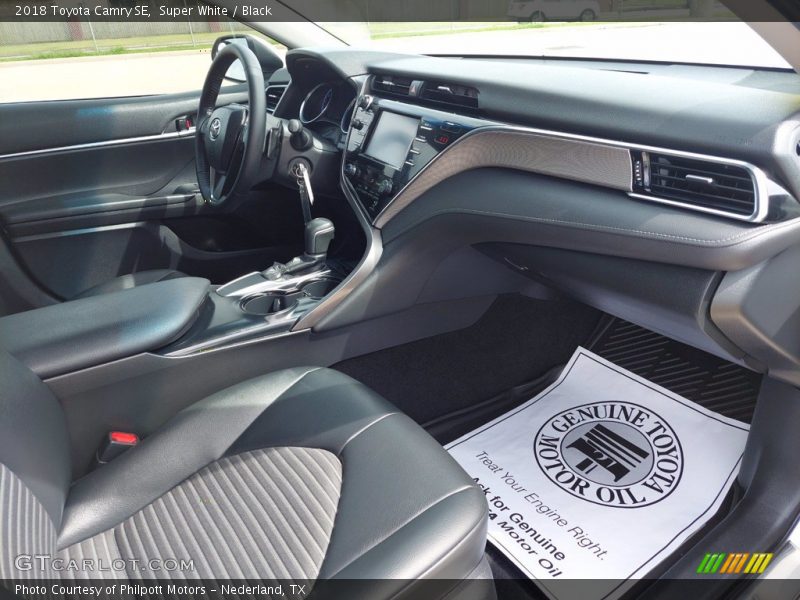 Super White / Black 2018 Toyota Camry SE