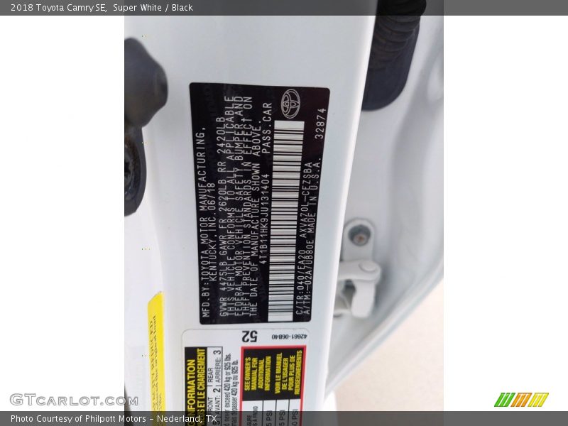Super White / Black 2018 Toyota Camry SE