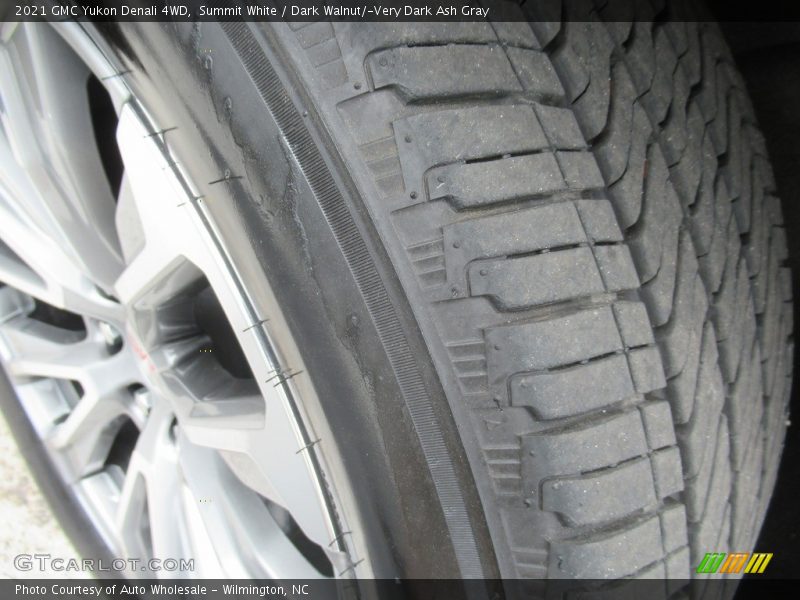 Summit White / Dark Walnut/­Very Dark Ash Gray 2021 GMC Yukon Denali 4WD