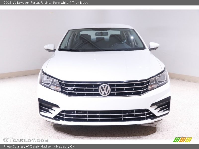 Pure White / Titan Black 2018 Volkswagen Passat R-Line